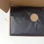 Sort silkepapir i kasse
